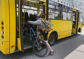 A cyclist comes in a minibus with a bicycle