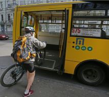 A cyclist comes in a minibus with a bicycle
