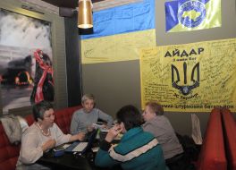 Посетители в  кафе "Каратель"