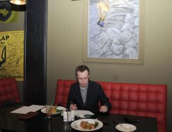 Посетитель в  кафе "Каратель"