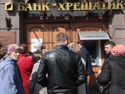 The queue to the bank "Khreschatyk"