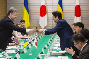Petro Poroshenko, Shinzo Abe