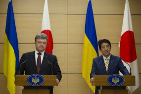 Petro Poroshenko, Shinzo Abe