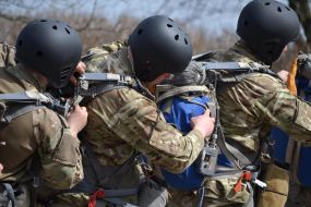 Military paratroopers teachings