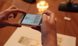 Demonstration of banknotes of 500 hryvnia