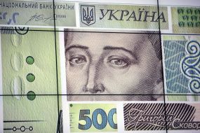 Demonstration of banknotes of 500 hryvnia
