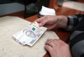 Demonstration of banknotes of 500 hryvnia