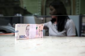 Demonstration of banknotes of 500 hryvnia