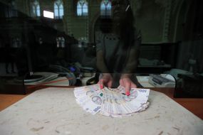 Demonstration of banknotes of 500 hryvnia