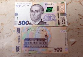 Demonstration of banknotes of 500 hryvnia