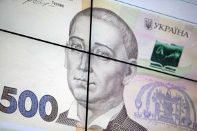Demonstration of banknotes of 500 hryvnia