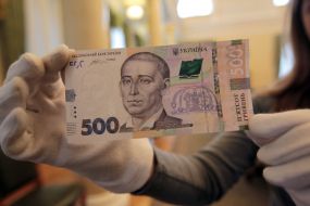 Demonstration of banknotes of 500 hryvnia
