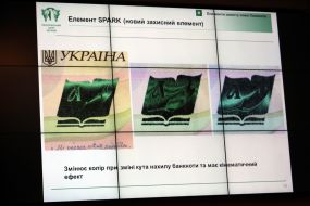 Demonstration of banknotes of 500 hryvnia