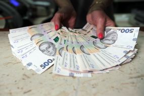 Demonstration of banknotes of 500 hryvnia