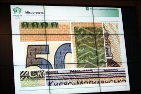 Demonstration of banknotes of 500 hryvnia