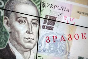 Demonstration of banknotes of 500 hryvnia