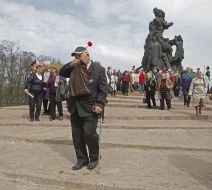 Возложение цветов к Мемориалу памяти погибших в Бабьем Яру