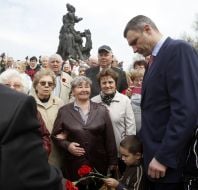 Возложение цветов к Мемориалу памяти погибших в Бабьем Яру
