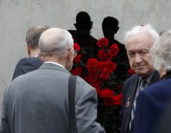 Возложение цветов к памятнику погибшим в концлагере "Сырецкий"