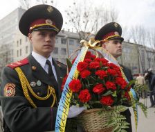 Возложение цветов к Мемориалу памяти погибших в Бабьем Яру