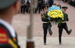 Возложение цветов к Мемориалу памяти погибших в Бабьем Яру