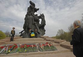 Возложение цветов к Мемориалу памяти погибших в Бабьем Яру