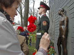 Возложение цветов к Памятному знаку «Память ради будущего"