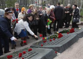 Возложение цветов к Мемориалу памяти погибших в Бабьем Яру