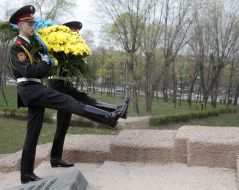 Возложение цветов к Мемориалу памяти погибших в Бабьем Яру