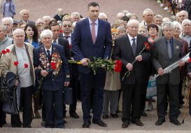 Возложение цветов к Мемориалу памяти погибших в Бабьем Яру