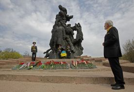 Возложение цветов к Мемориалу памяти погибших в Бабьем Яру