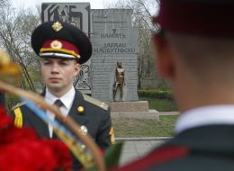 Возложение цветов к Памятному знаку «Память ради будущего"