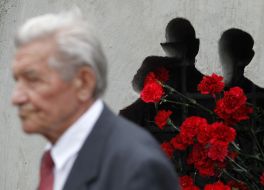 Возложение цветов к памятнику погибшим в концлагере "Сырецкий"