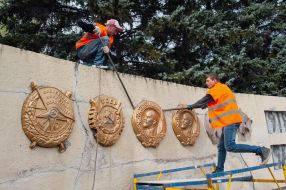 Dismantling of the monument "The alarming youth"
