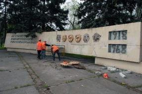 Dismantling of the monument "The alarming youth"