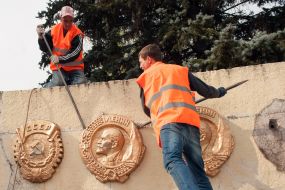 Dismantling of the monument "The alarming youth"