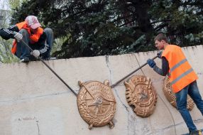 Dismantling of the monument "The alarming youth"