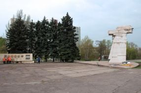 Dismantling of the monument "The alarming youth"