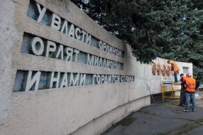 Dismantling of the monument "The alarming youth"