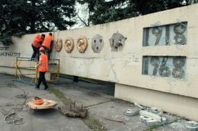 Dismantling of the monument "The alarming youth"
