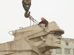 Dismantling of the monument "The alarming youth"