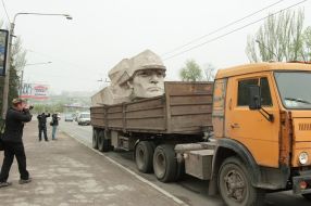 Transportation of the monument "The alarming youth"