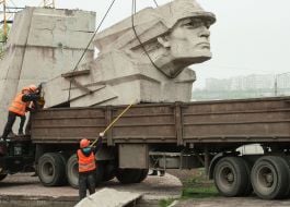 Dismantling of the monument "The alarming youth"