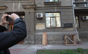 Dismantle of memorial plaque