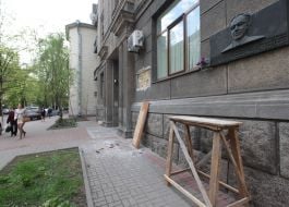 Dismantle of memorial plaque