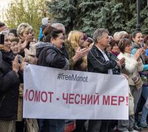Residents greeted the mayor of Vyshgorod