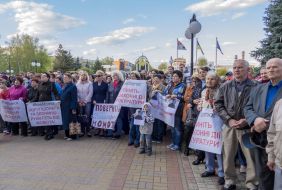 Residents greeted the mayor of Vyshgorod
