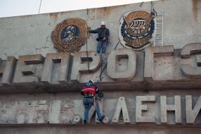Dismantling the communist symbols in Zaporozhie