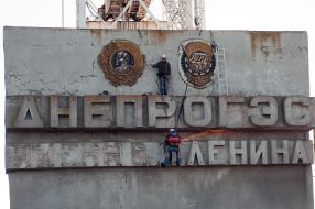 Dismantling the communist symbols in Zaporozhie