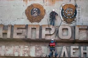 Dismantling the communist symbols in Zaporozhie